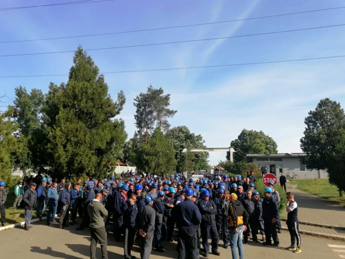 Muncitorii de la Astra Vagoane Caracal au protestat timp de 11 zile în faţa societăţii, refuzând să intre la lucru FOTO: Adevărul