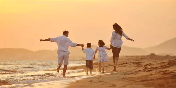 familie plimbare plaja apus