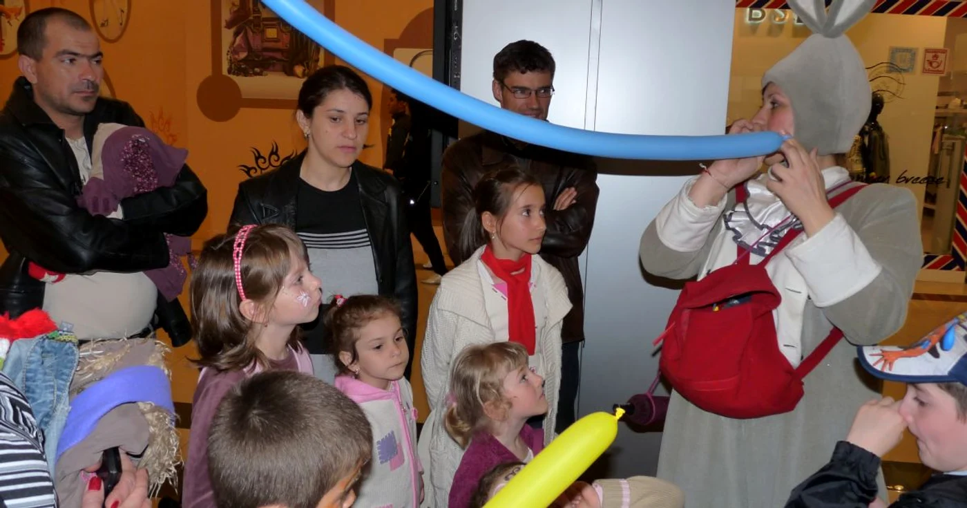 Copiii au primit de la iepuraşi balone modelate