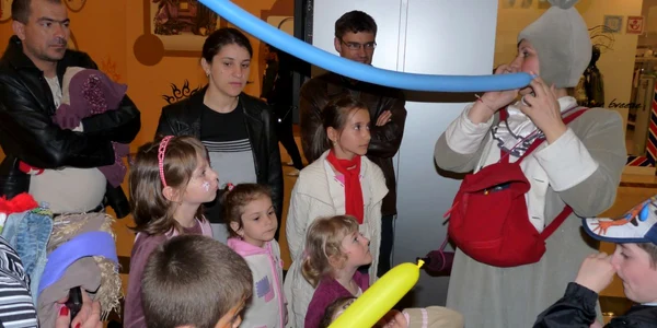 Copiii au primit de la iepuraşi balone modelate