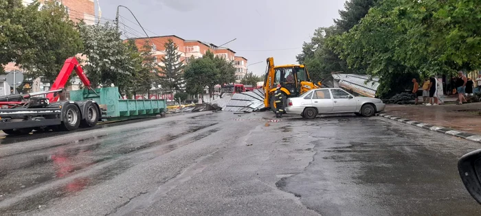 Acoperis cazut in mijlocul străzii in orașul Balș, Olt - foto martor