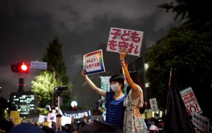 Japonezii protestează faţă de relaxarea limitărilor armatei nipone. FOTO Twitter