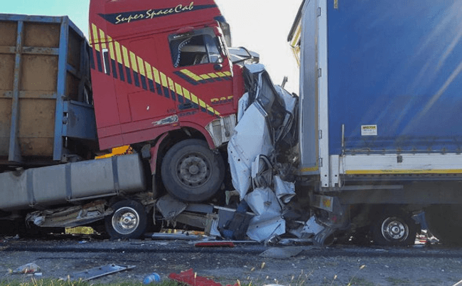 Microbuzul a fost strivit între cele două camioane  Foto: Twitter @KorshunovAlex