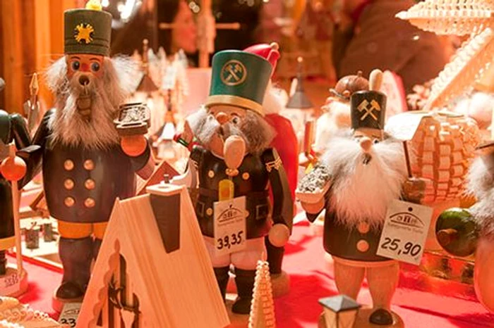 
    În oraşele din Germania şi Austria găseşti orice fel de produse care ar putea avea legătură cu Crăciunul. (Sursa: turismistoric.ro)  