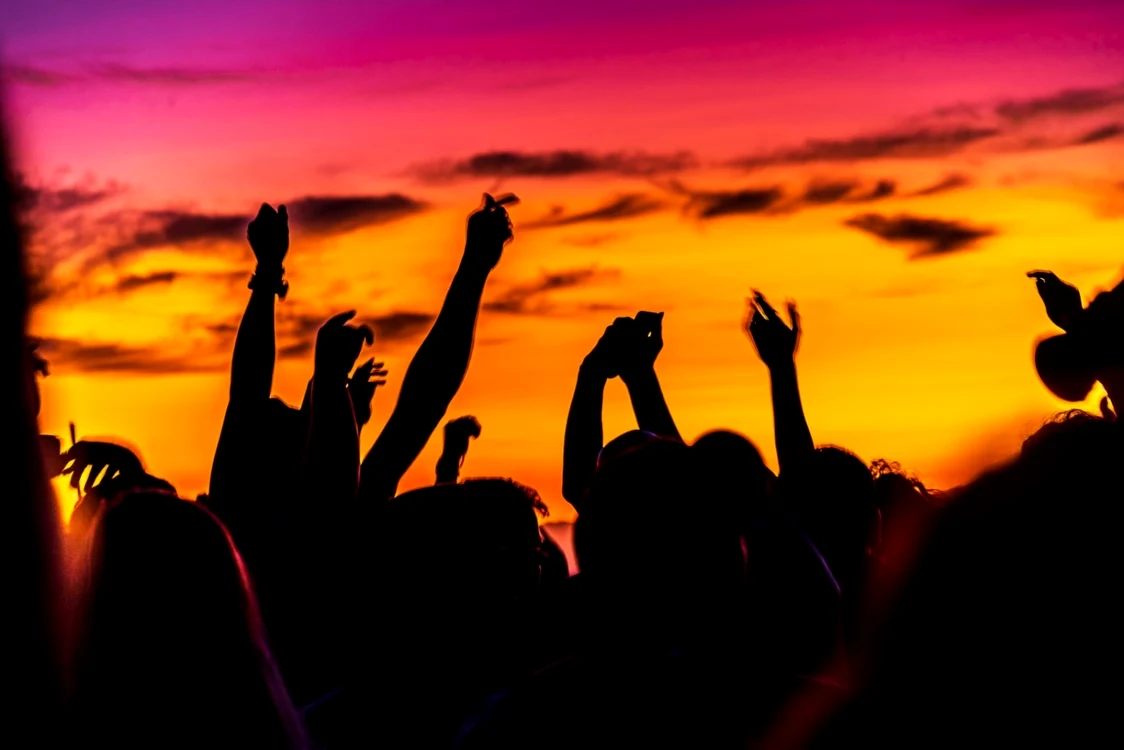 concert pe litoral sursa unsplash.com