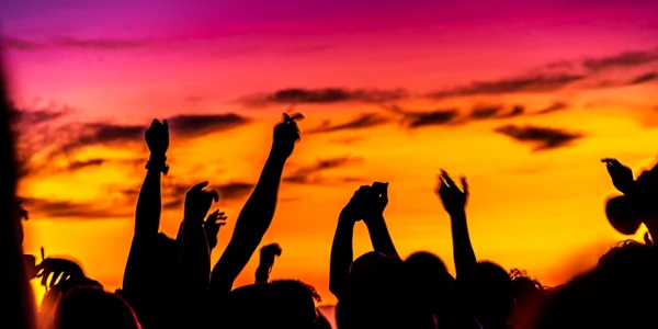 concert pe litoral sursa unsplash.com