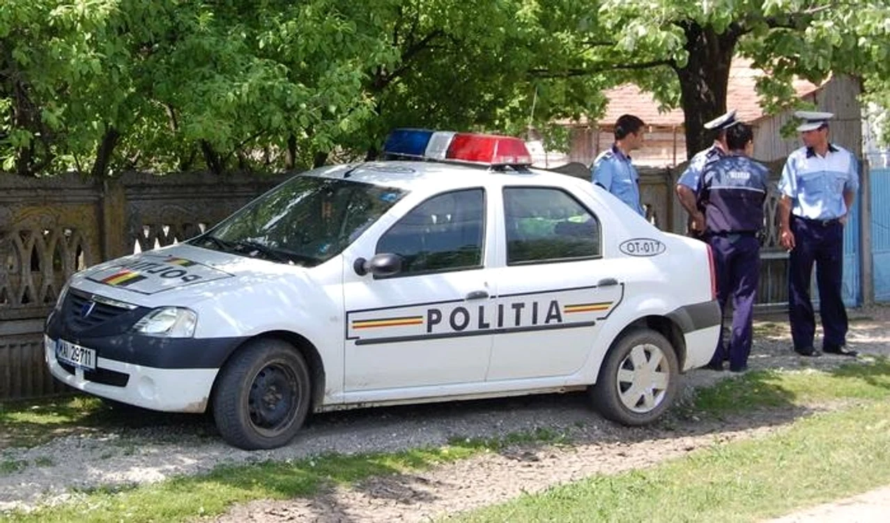 
    Un echipaj de poliție de la Secția Rurală Tășnad a ridicat-o pe învățătoarea agresivăFoto: presasm.ro  