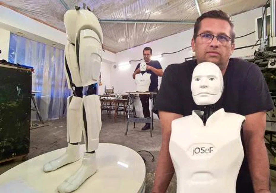 
    Dorin Hirţe, doctor în inteligenţă artificială, a făcut roboți pentru parcurile de distracțiiFOTO: eBihoreanul.ro  