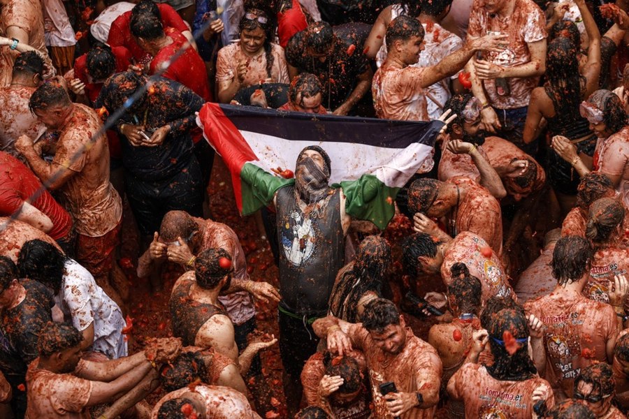 Bătaie cu 150 de tone de roşii, într-un oraș din Spania, la Festivalul Tomatina. „Uluitor"