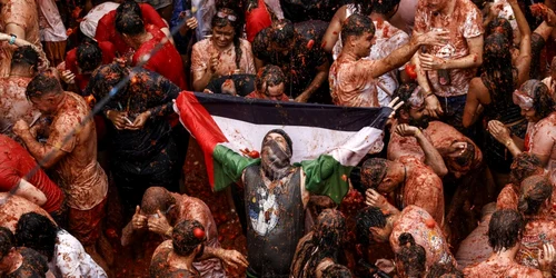 Festivalul Tomatina de la Bunol steag Palestina FOTO EPA EFE 12465855 jpg