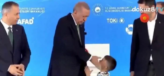 Erdogan a fost surprins în timp ce pălmuia un copil