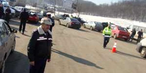 În parcările din vecinătatea drumurilor naţionale, tiganii vând ştifturi la preţ de aur