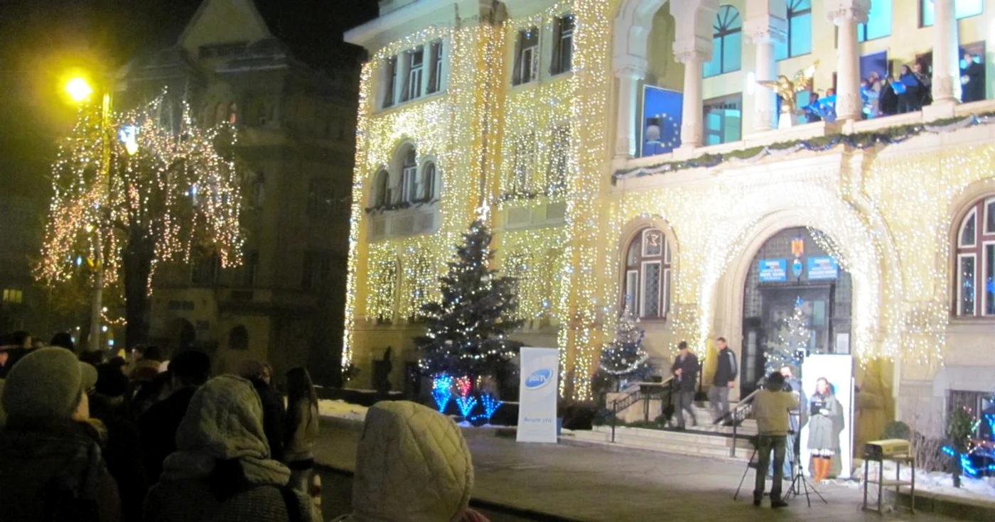 Concertul a atras zeci de curioşi în faţa Primăriei