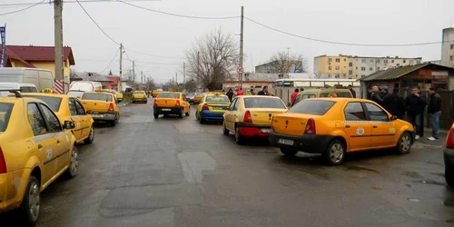 Taximetriştii s-au adunat în faţa service-ului "Orizont"