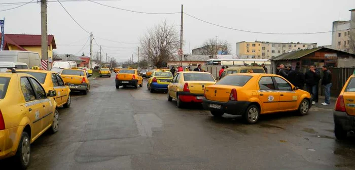 Taximetriştii s-au adunat în faţa service-ului "Orizont"