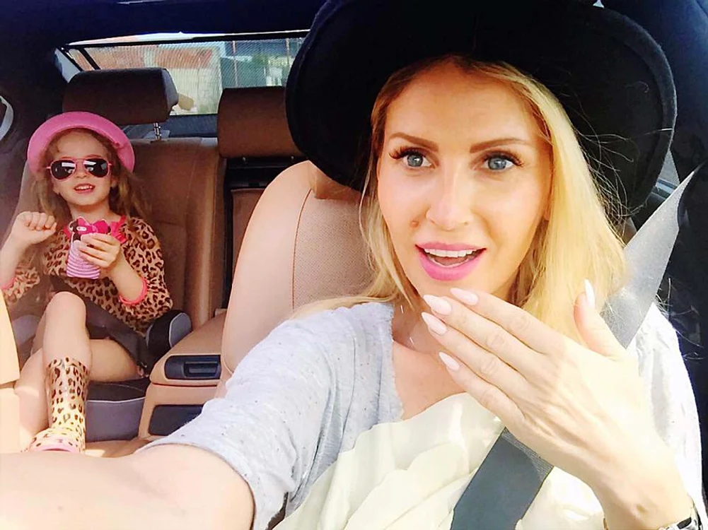 
    Andreea Bănică se mândreşte peste tot cu fiica sa, Sofia FOTO: Arhiva personală  