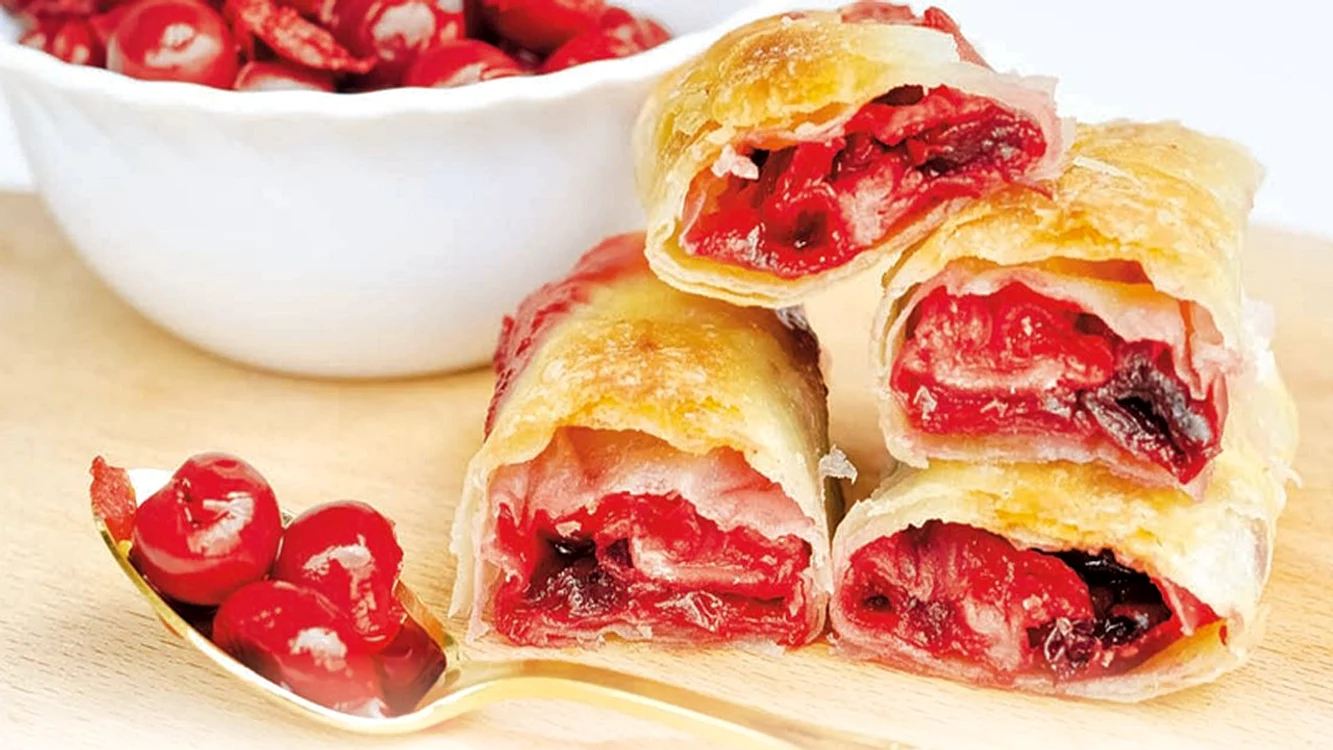 strudel cu cirese din compot jpg