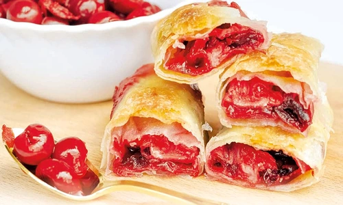 strudel cu cirese din compot jpg