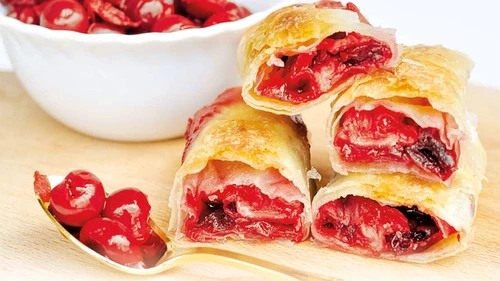 strudel cu cirese din compot jpg