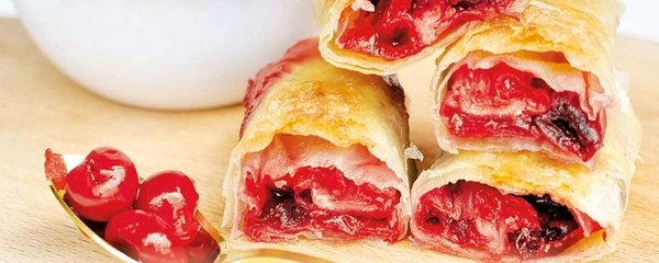 strudel cu cirese din compot jpg