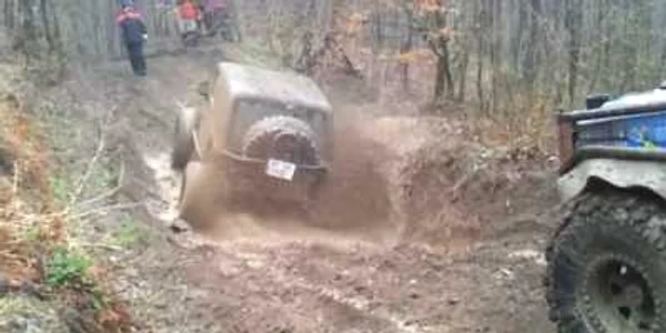Piloții au tras din greu să scoată mașinile prinse în capcanele traseelor montane