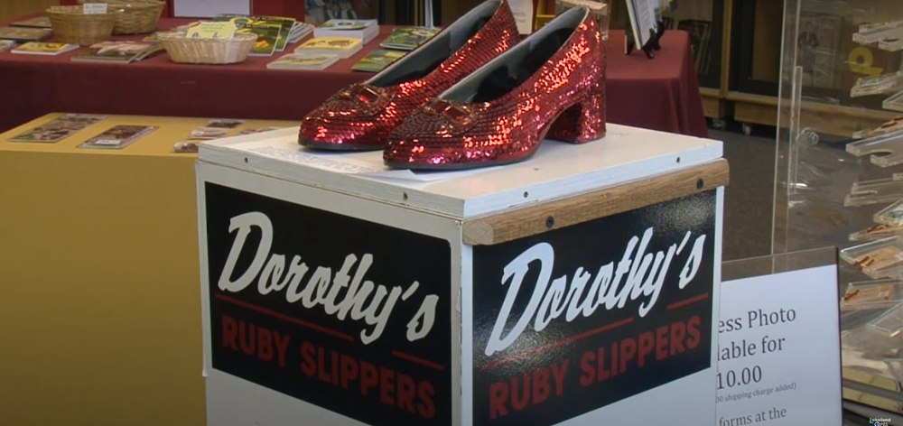 Un american, acuzat că a furat pantofii purtaţi de Judy Garland în filmul „Vrăjitorul din Oz”