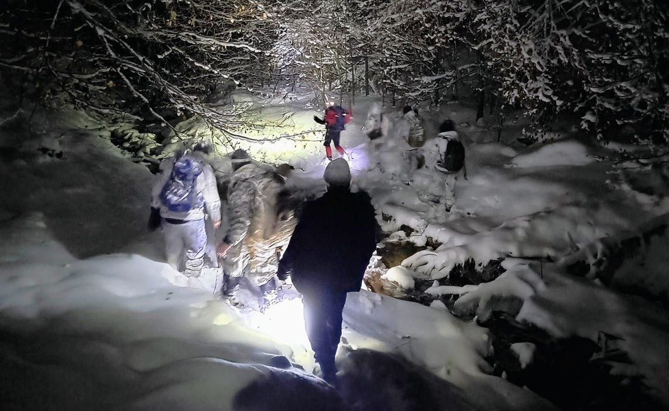 Cinci tineri ucraineni rătăciți în Munţii Maramureşului, pe unde au trecut granița, recuperați de salvamontiști după 11 zile în frig