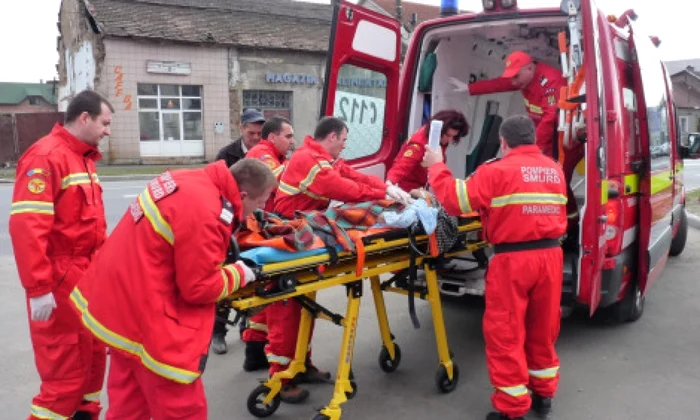 Copilul a fost iniţial transportat cu o ambulanţă la Unitatea de Primiri Urgenţe a Spitalului Judeţean din Târgovişte, ulterior fiind preluat de un elicoper SMURD care l-a dus la un spital din Bucureşti