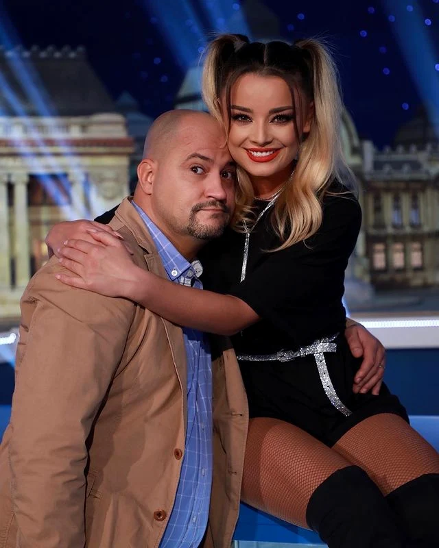 Bebelușa Alexandra, alături de Șerban Huidu, producătorul emisiunii „Cronica Cârcotașilor”
