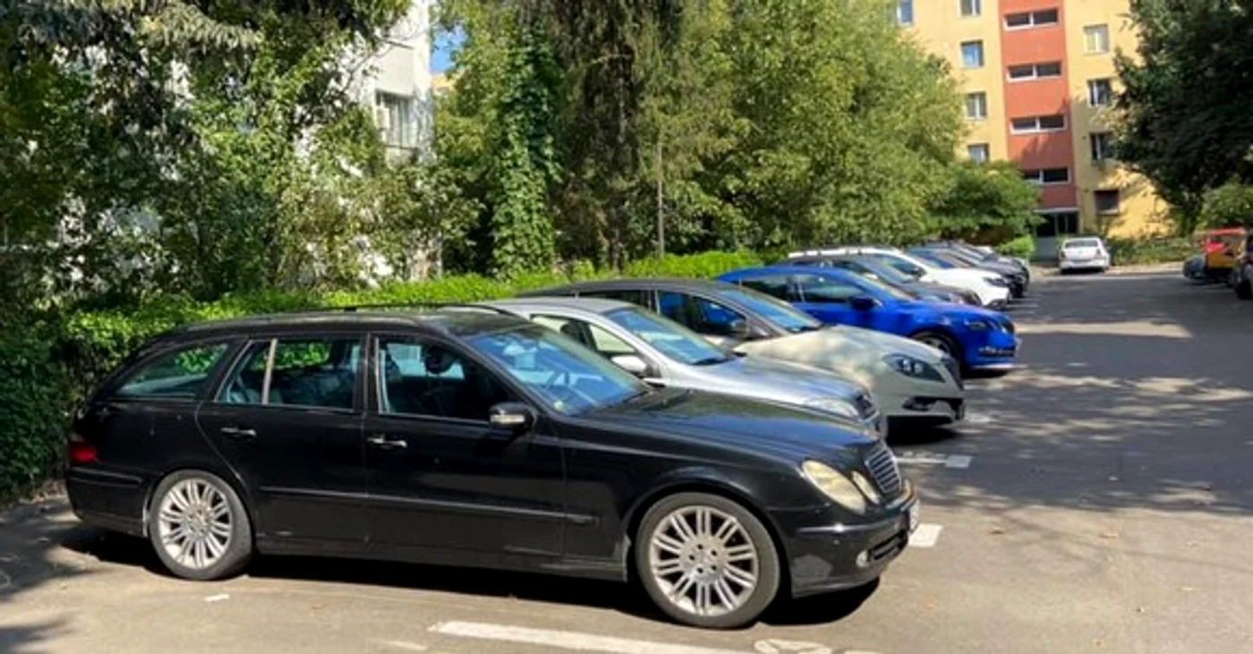 
    Locul de parcare marcat cu numărul 3, pe care este parcat acest Mercedes, a fost câștigat la licitație cu 20.000 de lei  Fotografii: Facebook/Vitalie Cojocari  