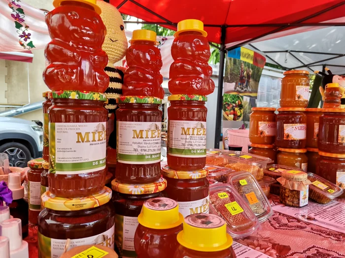 Din munca albinelor apicultorul pune pe piață o gamă variată de produse FOTO: A. Mitran