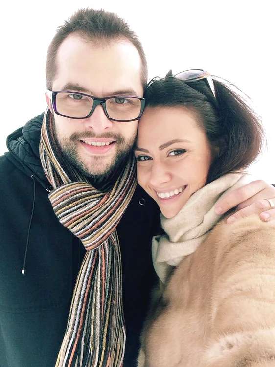 
    Andreea și Bogdan  Moldovan (DJ  Optick) sunt  împreună de opt ani și au împreună o fetiță. 20 de ani avea bruneta atunci când s-a îndrăgostit Fotografii: PRO TV  