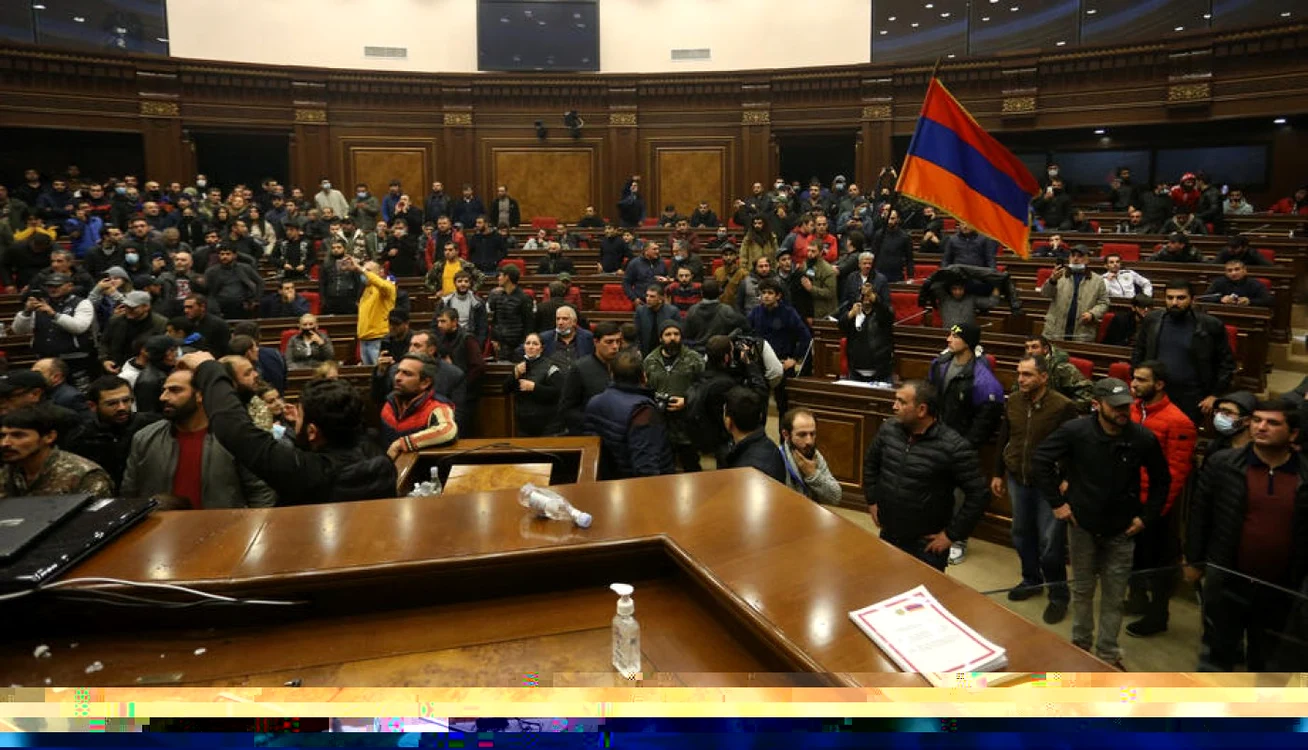 Protestatarii au patruns in sediul Parlamentului armean FOTO EPA-EFE