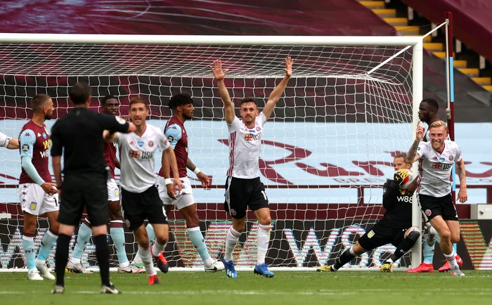 
    Jucătorii lui Sheffield îi semnalează arbitrul că mingea a depășit linia porțiiFoto: Guliver / GettyImages  