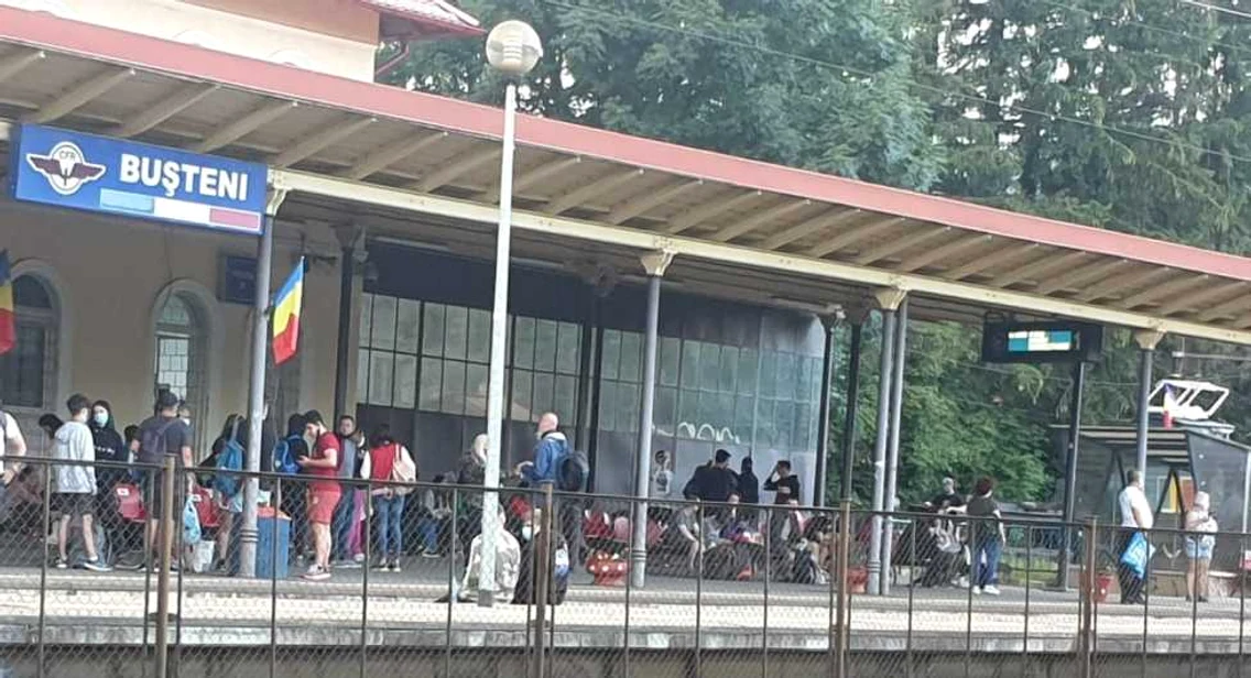 Aglomeraţie de pandemie în Staţia CFR Buşteni FOTO IAU