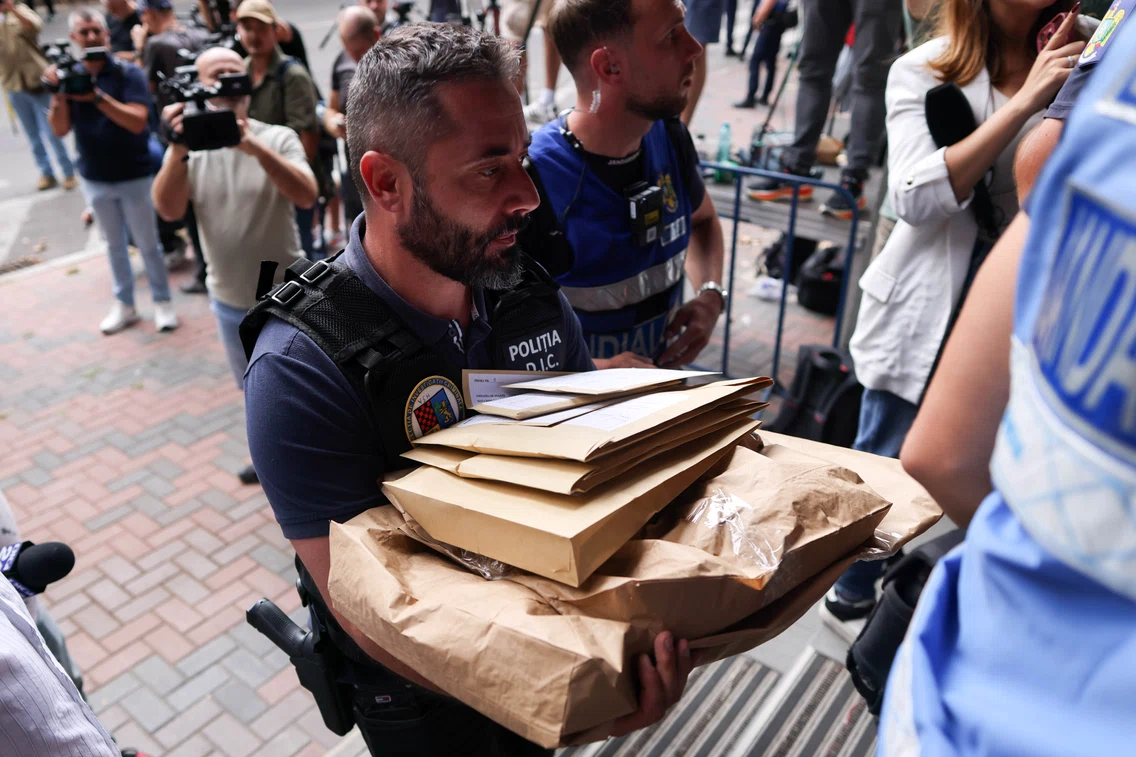 Ionel Rusen este escortat de polițiști la sediul DIICOT din București, 21 septembrie 2026. Inquam Photos / George Călin