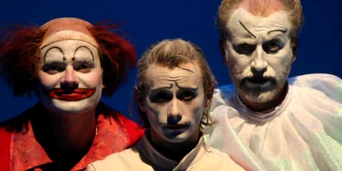 Scenă din spectacolul "Angajare de clovn"