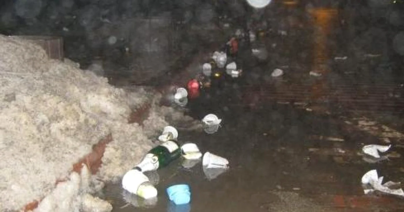 Tone de PET-uri şi sticle goale au rămas aruncate pe strazile oraşului