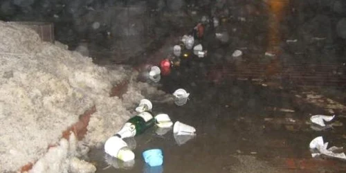 Tone de PET-uri şi sticle goale au rămas aruncate pe strazile oraşului 