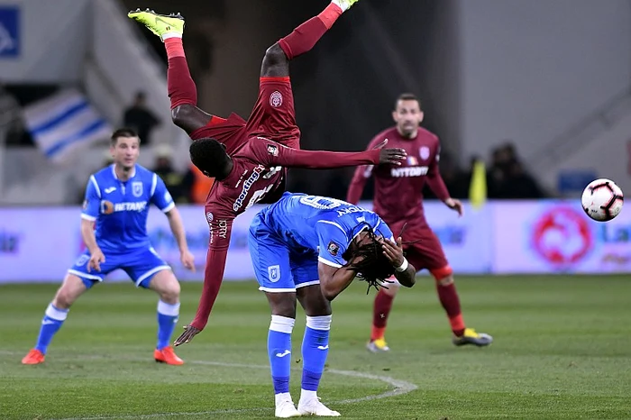 
    Kevin Boli a aterizat ”forțat” la sol după un duel cu Carlos FortesFoto: sportpictures.eu  