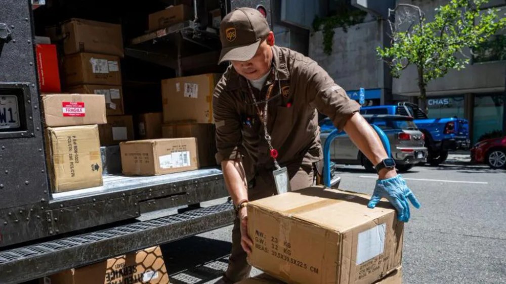Gigantul american care va concedia până la 30.000 de angajați în 2026: UPS reduce masiv livrările pentru Amazon