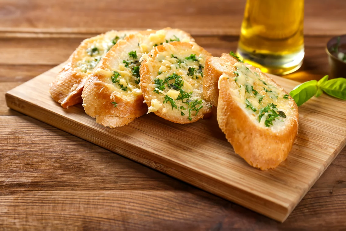 bagheta usturoi shutterstock 645449068 jpg