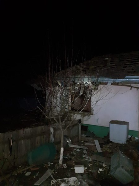 A aprins lumina și i-a sărit casa în aer. Pompierii au scos două persoane de sub dărâmături