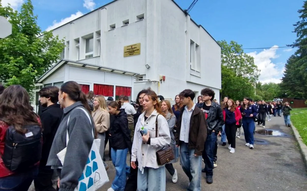 Studentii clujeni au pornit în marș în ziua alegerilor prezidențiale  Sursa foto Ziua de Cluj jpg