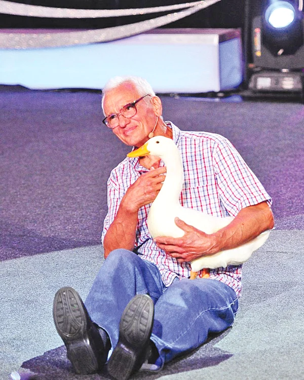 Pe scenă apare şi o raţă, care are un număr amuzant