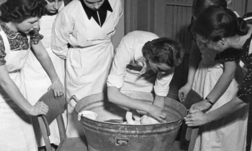 Umilite în numele purităţii rasei ariene: dragoste şi sex în taberele naziste de pregătire a viitoarelor mirese destinate ofiţerilor SS jpeg