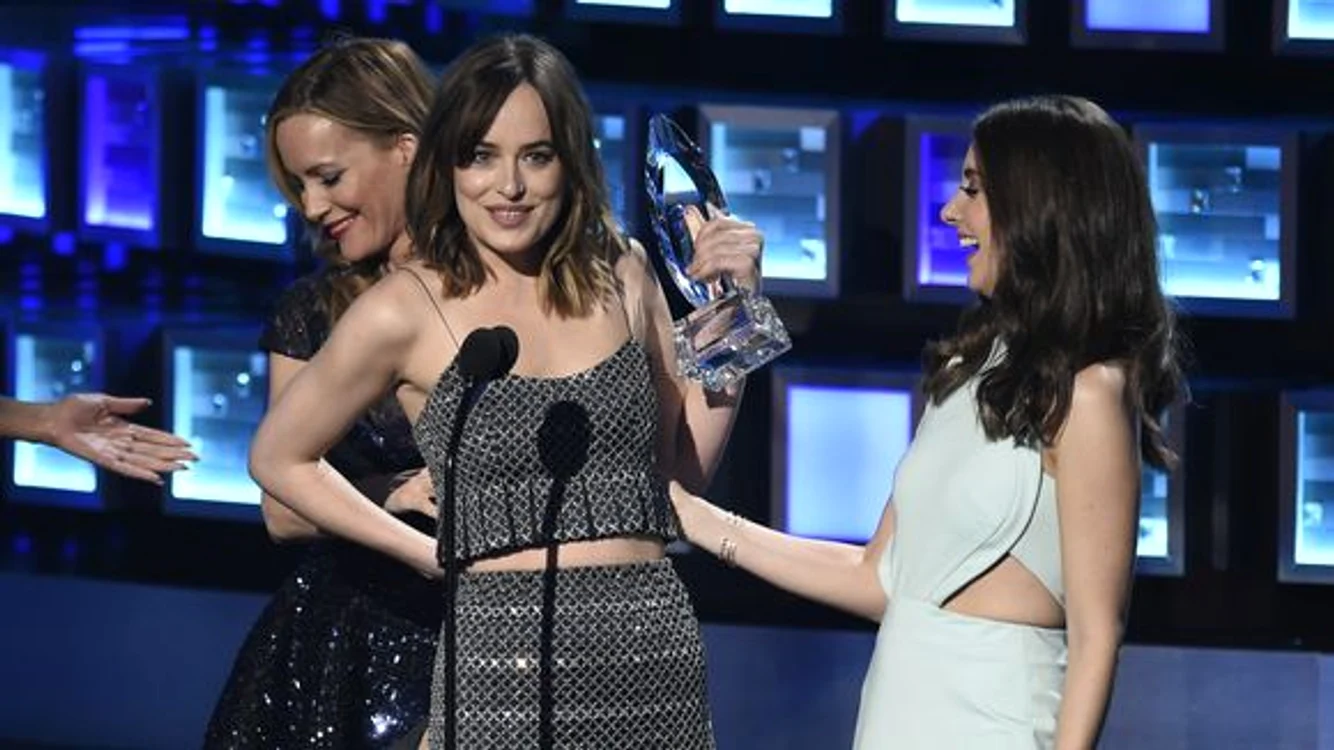 
    Dakota Johnson a avut parte de un moment jenant la People`s Choice Awardsfoto: Twitter  