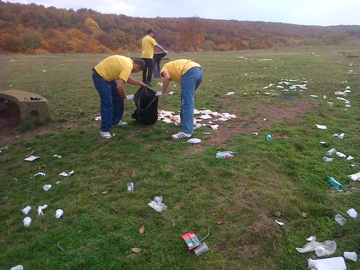 Mai mulţi voluntari sunt aşteptaţi să cureţe Parcul Lacul Morii FOTO Arhivă