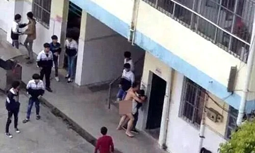 Profesorul s a dezbrăcat și a vrut să o violeze pe o elevă, în curtea școlii jpeg
