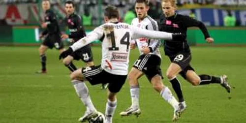 Alexandru Suvorov (negru, dreapta) a jucat doar 48 de minute în meciul Legia - Cracovia